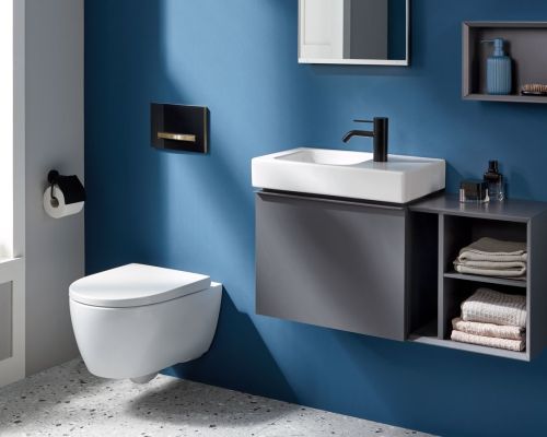 Zu sehen ist ein modernes Badezimmer mit Wandschrank und toilette. Das Waschbecken ist rechteckig, in dem Wandschrank liegen einige Handtücher und Badeutensilien wie Seife bspw.