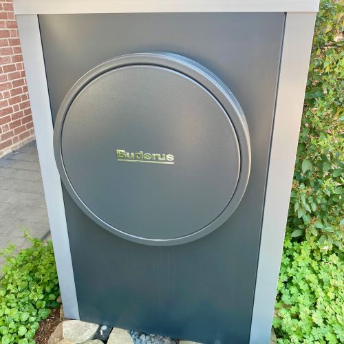 Zu sehen ist eine moderne Wärmepumpe der Firma "Buderus"