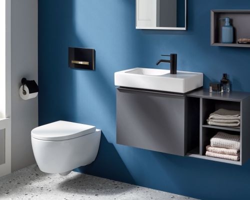 Zu sehen ist ein modernes Badezimmer mit Wandschrank und toilette. Das Waschbecken ist rechteckig, in dem Wandschrank liegen einige Handtücher und Badeutensilien wie Seife bspw.